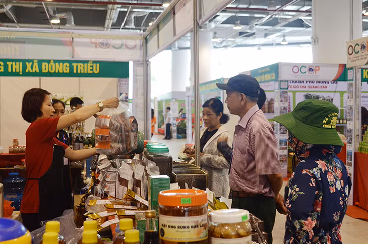 Sản phẩm của các tỉnh, thành phố giới thiệu tại hội chợ được người dân ưu thích 