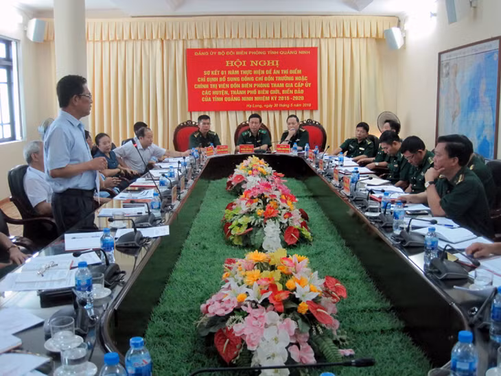 Lãnh đạo Huyện ủy Cô Tô phát biểu đánh giá cao vai trò của đồng chí cán bộ Biên phòng tham gia Ban Chấp hành Đảng bộ huyện 