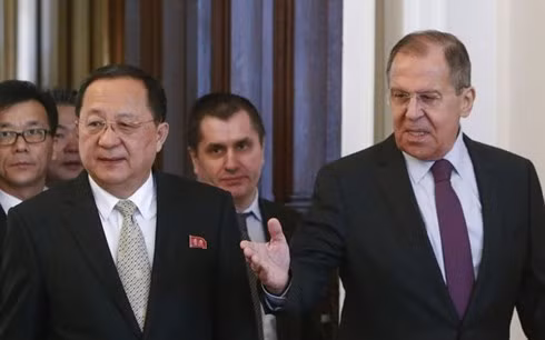  Ngoại trưởng Triều Tiên Ri Yong-ho (trái) và Ngoại trưởng Nga Sergey Lavrov (phải). Ảnh: Reuters
