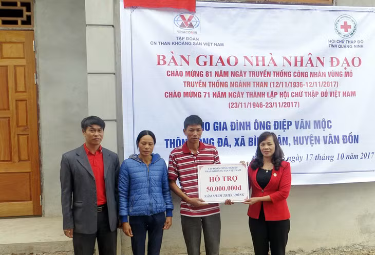 Hội CTĐ tỉnh phối hợp với Tập đoàn Công nghiệp Than - Khoáng sản Việt Nam, trao nhà nhân đạo cho gia đình ông Điệp Văn Mộc, xã Bình Dân, huyện Vân Đồn. 