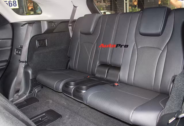 Hàng ghế thứ 3 trên Lexus RX 350L 2018.