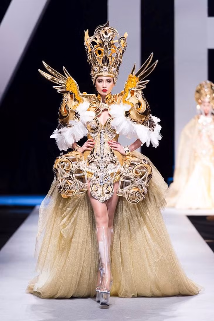 Võ Hoàng Yến làm vedette, thể hiện thần thái quyền lực trong show diễn của NTK Lê Long Dũng.