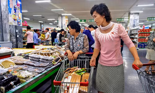 Phụ nữ Bình Nhưỡng mua sắm thực phẩm trong cửa hàng bách hóa. Ảnh: AFP.
