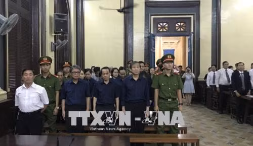 Các bị cáo nghe tuyên án tại phiên tòa, chiều 31/5. Ảnh: Thành Chung/TTXVN