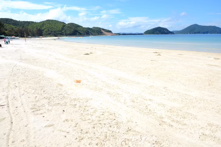 Bãi biển Minh Châu đã trở lại với vẻ đẹp tự nhiên vốn có với quang cảnh thiên nhiện sạch đẹp của bãi cát vàng trải dài hút tầm mắt