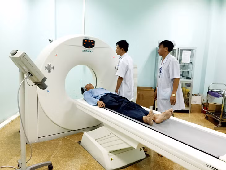 Các bác sĩ Trung tâm Y tế Vân Đồn tiến hành chụp CT-Scanner cho bệnh nhân.