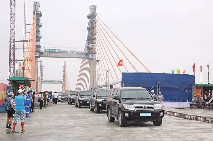 Đoàn xe đại biểu dự lễ hợp long chính thức thông xe cầu Bạch Đằng