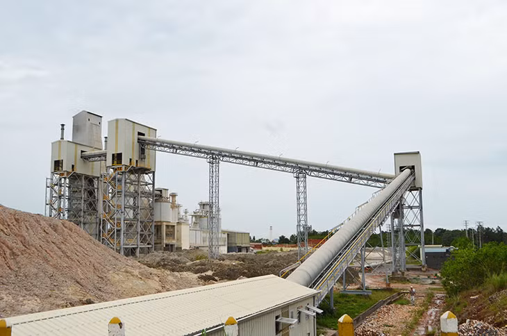 Hệ thống tải đá vào lò khép kín giúp giảm bụi và tiếng ồn phát tán ra môi trường một cách tối đa