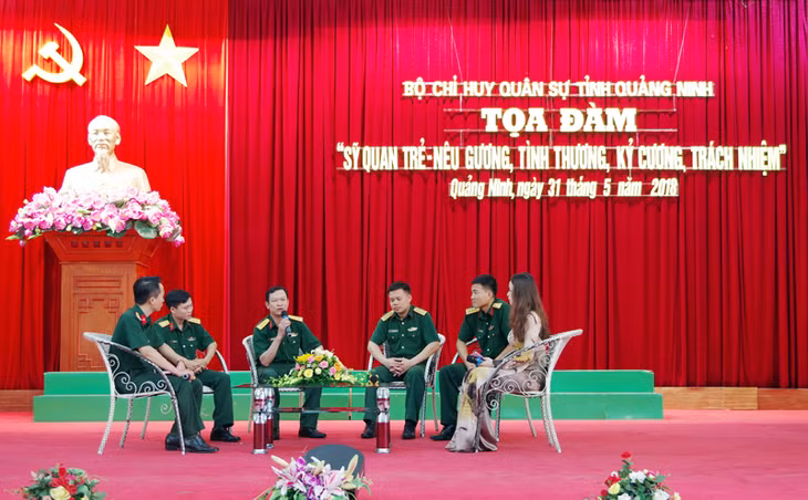 Đại tá Nguyễn Trung Trịnh, Chính ủy Bộ CHQS tỉnh chia sẻ, trao đổi 