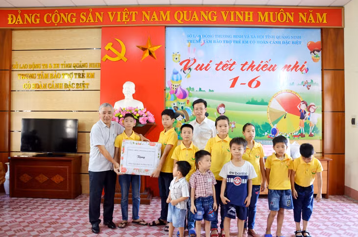 Lãnh đạo Sở LĐ-TB&XH trao tặng quà của Tỉnh ủy - HĐND - UBND tỉnh cho trẻ em tại Trung tâm Bảo trợ trẻ em có hoàn cảnh đặc biệt 