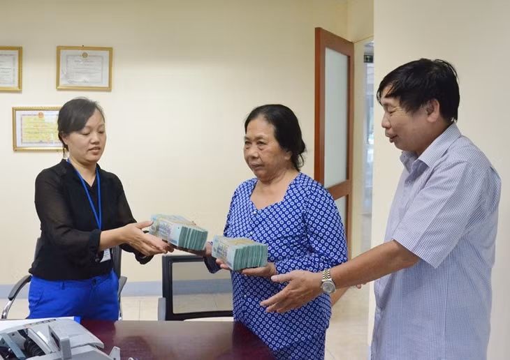 Bà Nguyễn Thị Gấm nhận tiền chi trả bồi thường, hỗ trợ GPMB dự án nâng cấp, cải tạo quốc lộ 18A (giai đoạn 2).