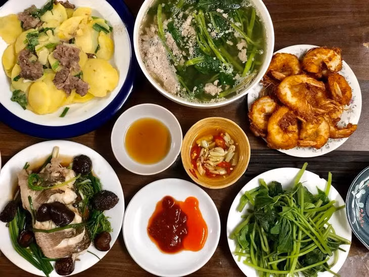 Bạn có thể đổi khẩu vị cho gia đình với những món cầu kỳ hơn chút như tôm lột tẩm bột, cá hấp nấm. Ăn kèm với rau muống luộc chấm mắm tỏi, rau muống nấu canh với vỏ/đầu tôm xay và thịt bò xào khoai tây. 