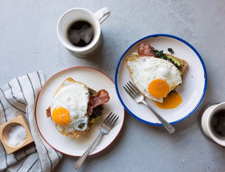 Ăn nhiều trứng: Quan niệm cho rằng ăn nhiều trứng khiến tăng cholesterol trong máu đã có từ lâu. Tuy nhiên, các nghiên cứu mới cho thấy trứng chứa nhiều protein và chất béo chưa bão hòa, khiến chúng nhanh tạo cảm giác no và khó ăn thừa. Ngoài ra, thực phẩm này còn chứa nhiều vitamin và khoáng chất cần thiết cho cơ thể. Ảnh: Mealplannerpro.