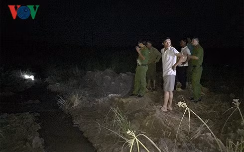 Lực lượng chức năng đến hiện trường điều tra vụ việc.