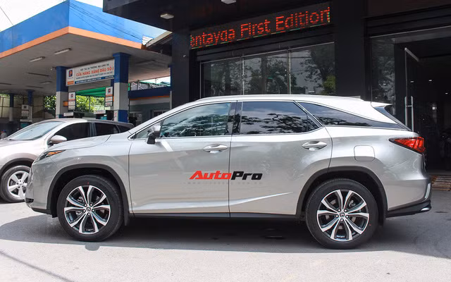Lexus RX 350L 2018 đầu tiên về Việt Nam hiện có mặt tại showroom Sơn Tùng Auto.