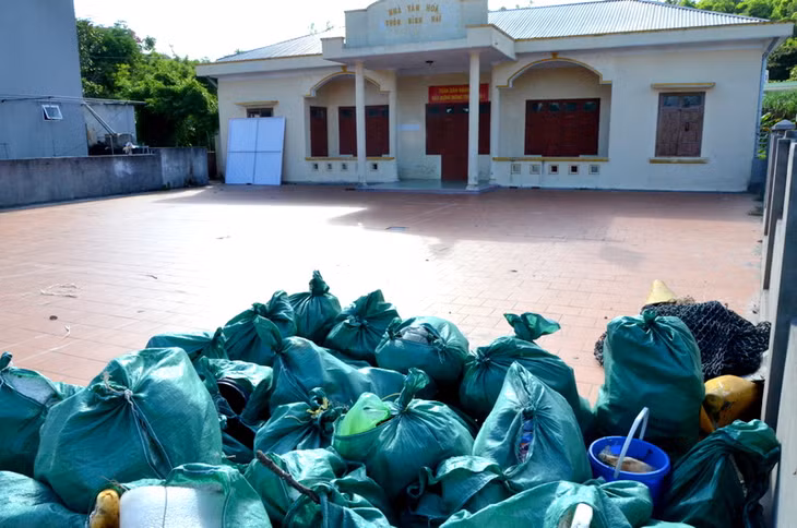 Rác thải thu gom được sau buổi ra quân được tập kết tại sân của nhà văn hóa xã để chờ được phân loại sau buổi tập huấn của các cán bộ Green Hub