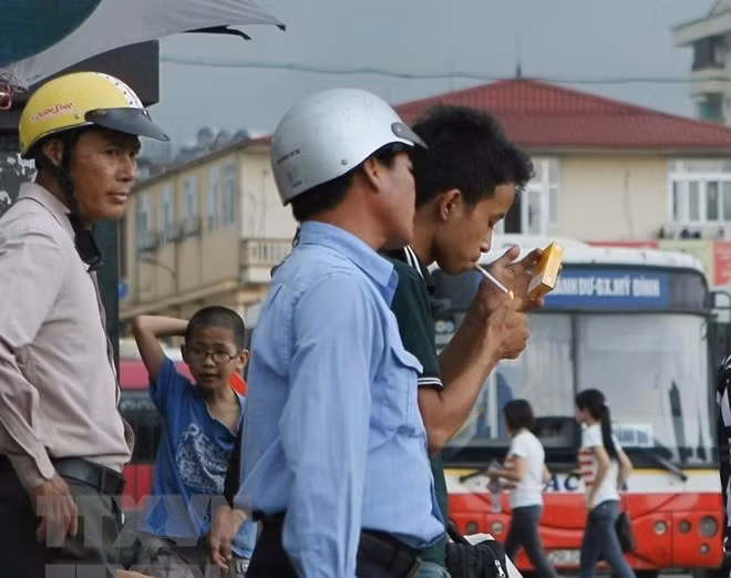 Hút thuốc lá tại nơi đông người. (Ảnh: Phạm Kiên/TTXVN)