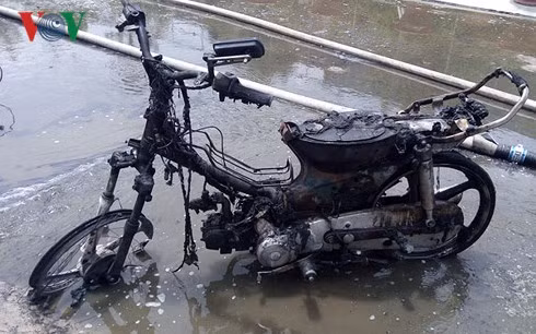 Chiếc xe máy bị cháy rụi