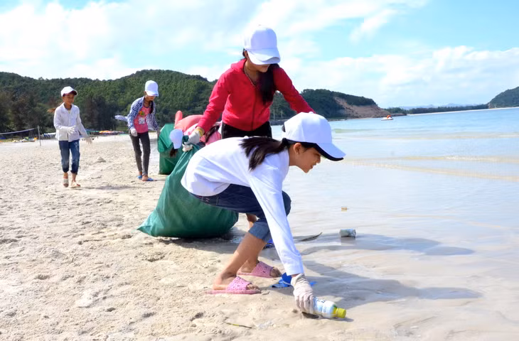 Các em học sinh thích thú khi được tham gia vào một hoạt động cộng đồng bổ ích và ý nghĩa