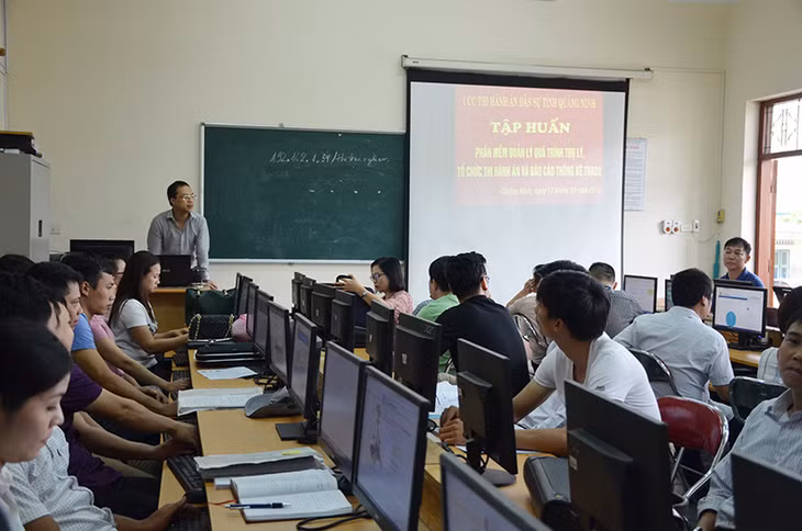 Đồng chí Hoàng Đức Nam, Phó Cục trưởng Cục THADS tỉnh phát biểu tại buổi tập huấn.