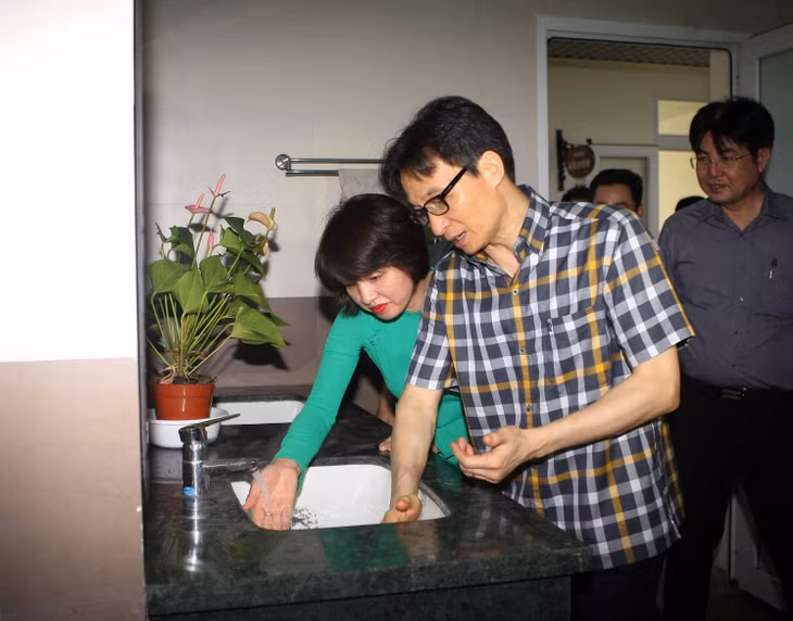 Phó Thủ tướng Vũ Đức Đam kiểm tra nhà vệ sinh của Trường Trung học cơ sở Thanh Xuân. Ảnh VGP/Đình Nam