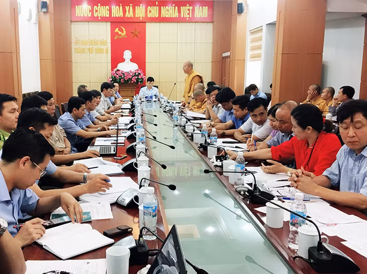 Đại đức Thích Trúc Thái Minh, trụ trì chùa Ba Vàng phát biểu tại buổi làm việc