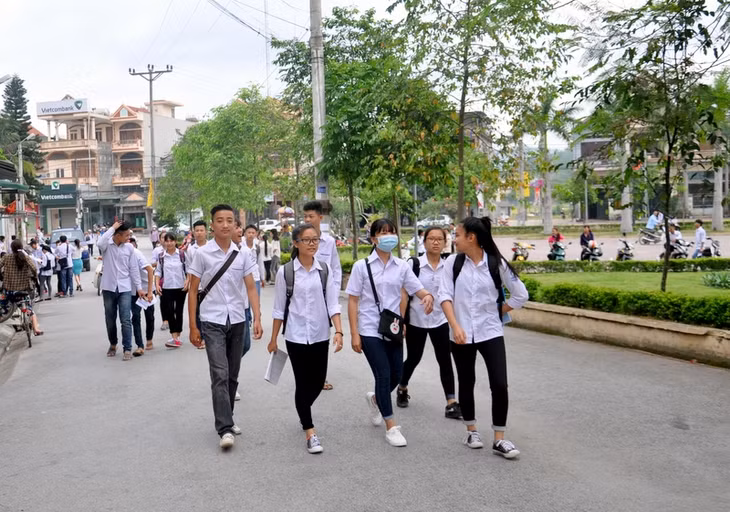 Thí sinh HĐT THPT Hoành Bồ phấn khởi rời HĐT sau khi thi môn Ngoại ngữ
