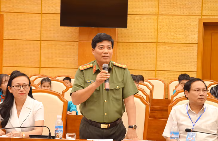 Đồng chí Nguyễn Bá Bính, Phó Giám đốc Công an tỉnh trả lời câu hỏi của trẻ em tại Diễn đàn trẻ em 2018
