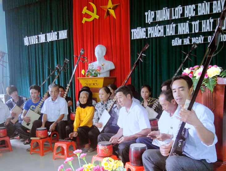 Nghệ nhân ưu tú Đặng Thị Tự (áo vàng, ngồi giữa) truyền dạy hát nhà tơ tại Đầm Hà trong một lớp tập huấn do Hội VNDG Quảng Ninh tổ chức. Ảnh: Huỳnh Đăng