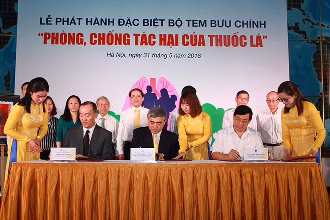 Ký phát hành bộ tem phòng chống tác hại của thuốc lá. (Ảnh: CTV/Vietnam+)