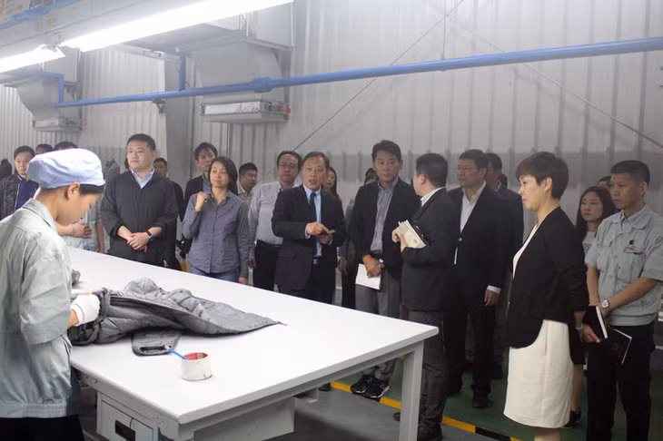 Lãnh đạo Tập đoàn Uniqlo Nhật Bản tham quan dây chuyền sản xuất quần áo tại Công ty TNHH May mặc Hoa Lợi Đạt Việt Nam (KCN Texhong Hải Hà). 