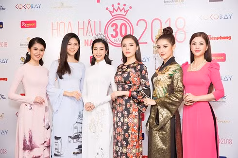 Top 3 Hoa hậu Việt Nam 2016 và top 3 Hoa hậu Việt Nam 2014 cùng diện áo dài, khoe nhan sắc rạng rỡ khi tham gia họp báo Hoa hậu Việt Nam 2018.