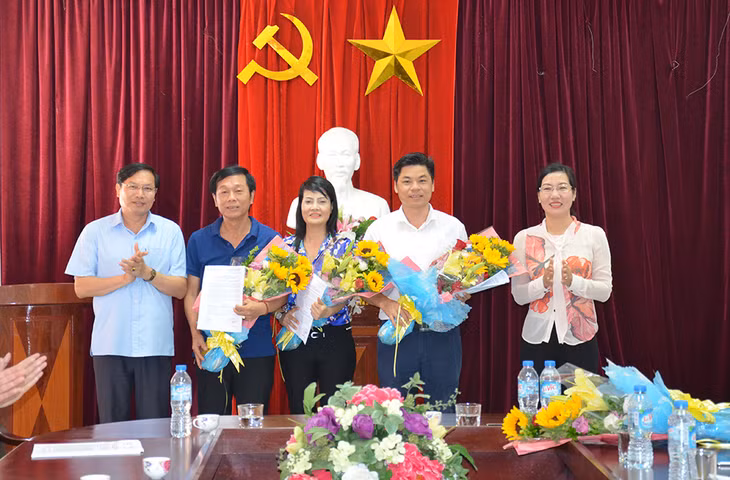 Sở Văn hóa và Thể thao trao quyết định cho các phó giám đốc của Đoàn Nghệ thuật Quảng Ninh