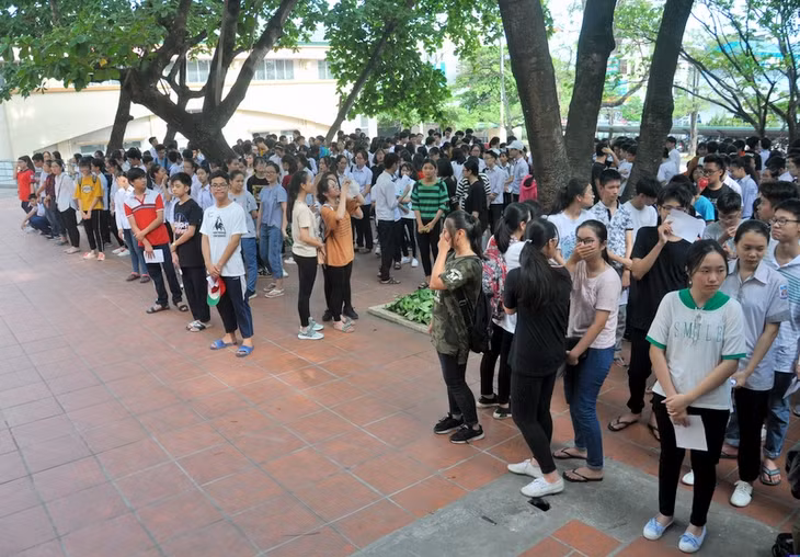 Các thí sinh tập trung nghe phổ biến các quy định, quy chế của kỳ thi.