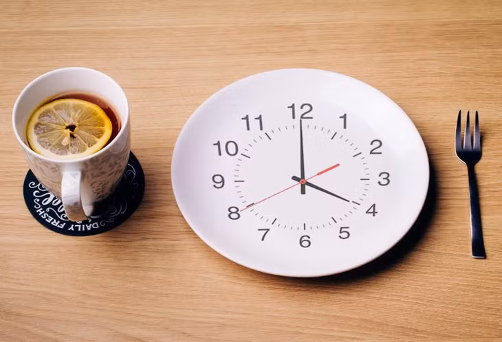 Bỏ bữa sáng: Nhiều người quan niệm bữa sáng là bữa quan trọng nhất trong ngày và nếu bỏ bữa sáng, chúng ta sẽ dễ tăng cân hơn. Tuy nhiên, các nghiên cứu gần đây cho thấy việc nhịn ăn gián đoạn - trong đó người thực hiện duy trì khoảng thời gian không ăn là 16 tiếng, với bữa ăn đầu tiên trong ngày rơi vào khoảng trưa - giúp giảm cân, cải thiện tâm trạng và sức khỏe. Một số thử nghiệm trên động vật cho thấy phương pháp này giảm nguy cơ mắc ung thư nhất định và thậm chí còn kéo dài tuổi thọ. Ảnh: InBody.