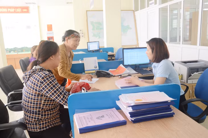 Người dân đến giải quyết thủ tục hành chính tại Trung tâm hành chính công huyện Hoành Bồ