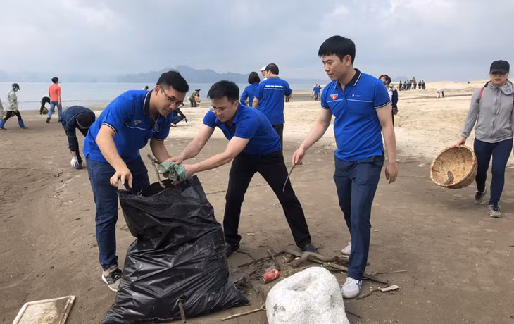 Lực lượng đoàn viên thanh niên tham gia dọn rác bãi biển tại Khu du lịch Bãi Cháy, TP Hạ Long
