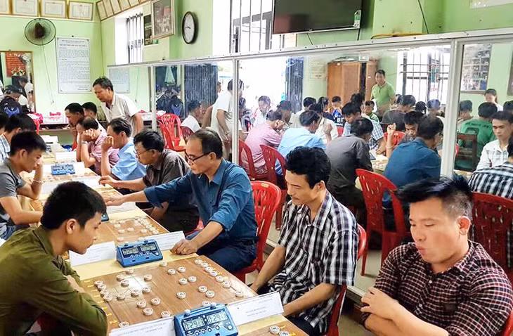 Cuộc thi đấu cờ tướng tổ chức tại NVH khu 9, phường Quảng Yên, TX Quảng Yên