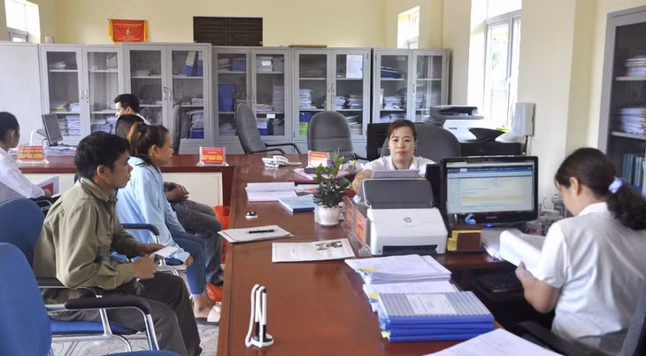 Người dân tới làm TTHC tại Bộ phận tiếp nhận và trả kết quả hiện đại xã Quảng La