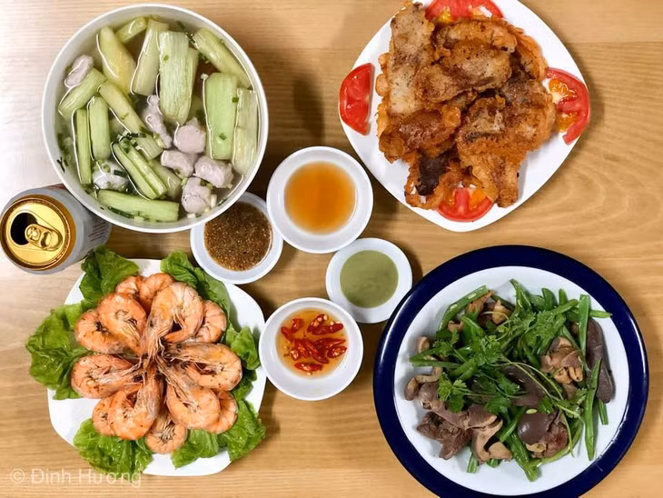 Mâm cơm cho 6 người đầy đủ dinh dưỡng gồm: Tôm hấp, mề gà xào đỗ, nạc vai chiên giòn tẩm bột, canh chua mọc dọc mùng. Mùa hè nóng nực đừng quên đầu tư thêm lon bia - Một nửa dùng hấp tôm, một nửa nhấm nháp nhé! 
