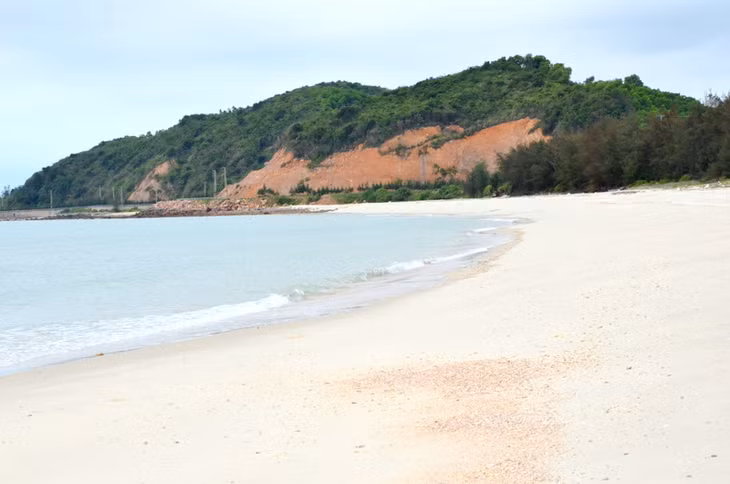 Bãi biển Minh Châu được đánh giá là một trong những bãi biển tự nhiên đẹp nhất trong vùng vịnh Bái Tử Long