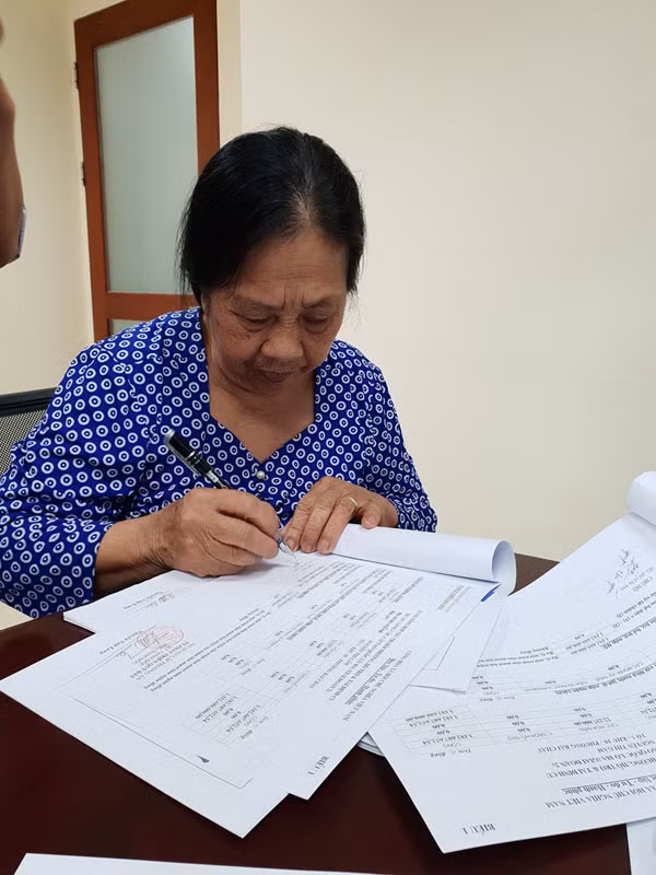Bà Nguyễn Thị Gấm ký biên bản chi trả tiền bồi thường, hỗ trợ; đồng thời, cam kết chấm dứt các khiếu nại, tố cáo liên quan đến việc GPMB dự án nâng cấp, cải tạo quốc lộ 18A (giai đoạn 2).