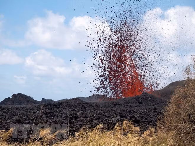 Dung nham phun trào từ núi lửa Kilauea gần Pahoa, Hawaii, Mỹ ngày 18/5. (Nguồn: EPA/TTXVN)