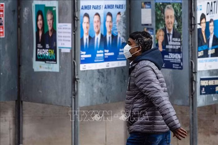Người dân đeo khẩu trang phòng dịch COVID-19 tại Paris, Pháp ngày 15/3/2020. Ảnh: THX/TTXVN