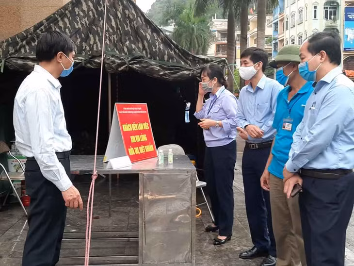Đồng chí Vũ Văn Diện, Bí thư Thành uỷ TP Hạ Long kiểm tra các chợ trên địa bàn thành phố.