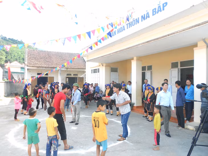 Ddến nay, huyện Ba Chẽ đã hoanf thành xây dựng 66 nhà văn hóa thôn. Nhà văn hóa thôn Nà Bắp, xã Đồn Đạc, huyện Ba Chẽ, được xây mới khang trang, là nơi tổ chức các hoạt động tập thể, vui chơi cho người dân.
