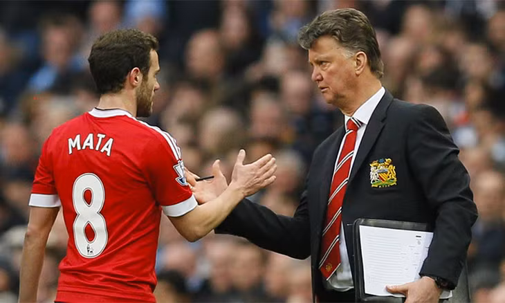 Mata cho rằng thầy cũ Van Gaal là người tình cảm, chứ không lạnh lùng và khó tính như vẻ bề ngoài. Ảnh: AS.