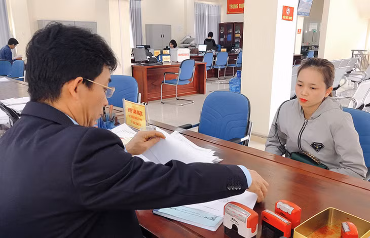 Cán bộ Trung tâm hành chính công huyện Ba Chẽ giải quyết thủ tục hành chính cho hộ kinh doanh.