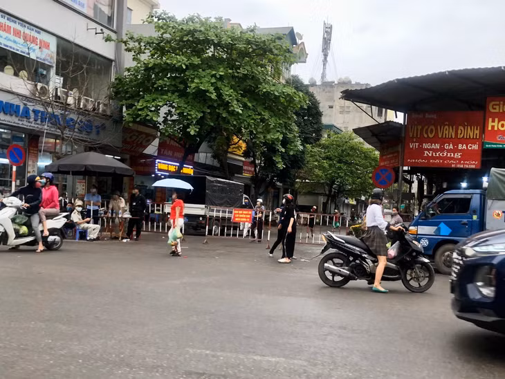 Rào một đường vào Chợ HL 2 để kiểm soát người ra vào