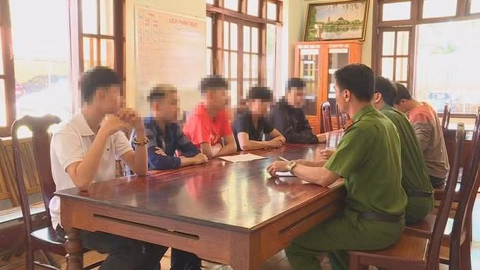  Nhóm thiếu niên tại cơ quan công an.